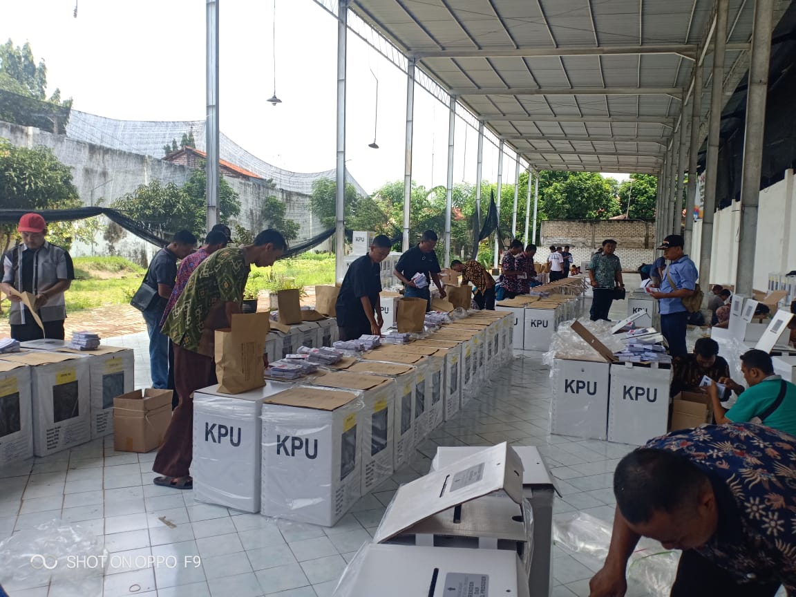 Persiapan Packing Logistik Pemilu 2019 oleh PPS Desa Sugihan